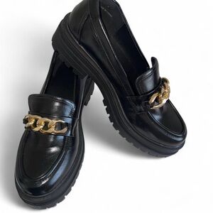 Elegant Black Loafers with Gold Chain Accent